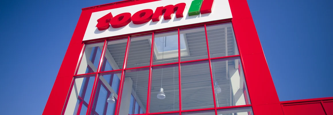 rotes Gebäude mit großen Fenstern